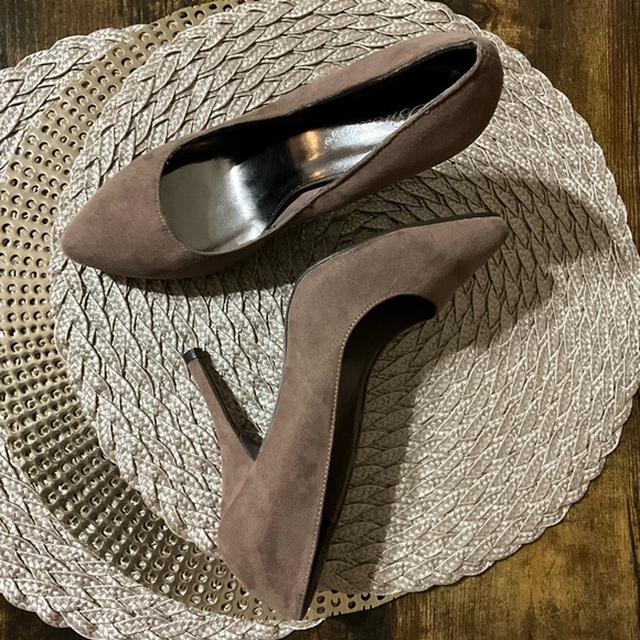 Breckelle’s Holly Womens Blush Suede Heels Size 7 - Picture 2 of 7